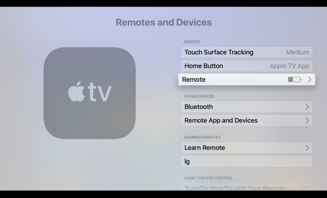 Apple TV:n kaukosäätimien ja laitteiden näyttö kaukosäätimen latauskuvakkeella