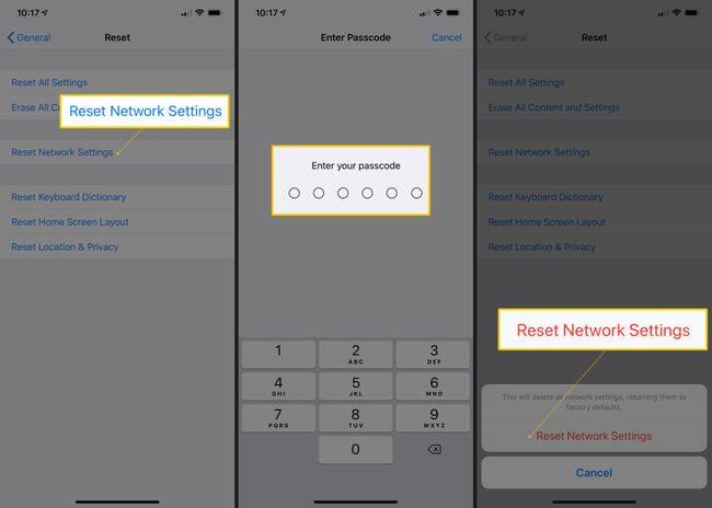 Kolme iOS-näyttöä, joissa näkyy Palauta verkkoasetukset, anna salasanasi ja Palauta verkkoasetukset -vahvistuspainike.