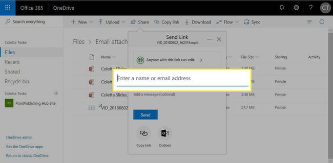 Näyttökaappaus, joka näyttää, kuinka jakaminen otetaan käyttöön ja linkin sisältävä sähköposti lähetetään OneDrivessa ja Outlookissa