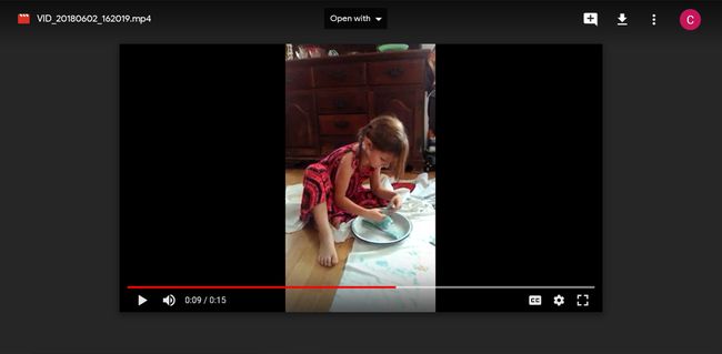 Kuvakaappaus videosta, jota toistetaan Google Drivessa