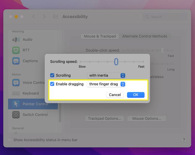 Ota käyttöön kolmen sormen vetäminen ohjauslevyllä Macin esteettömyysasetuksista.
