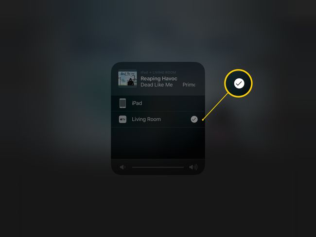 Kuvakaappaus iPadin AirPlay-kellonäytöstä, jossa näkyy valittu Apple TV olohuoneessa