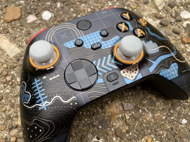 Lähikuva Scuf Instinct Pro -ohjaimesta.