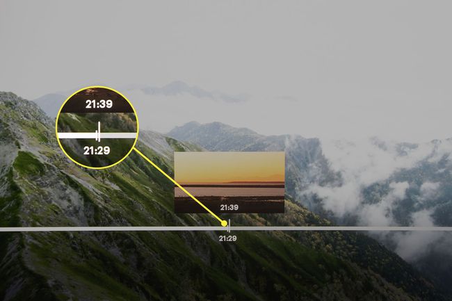 Käytä oikeaa suuntanäppäintä tai painiketta kelataksesi eteenpäin 10 sekuntia kerrallaan Hulussa.