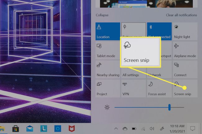 Windows 10 -ilmoituskeskus avattiin kosketusnäytölliseen kannettavaan tietokoneeseen.