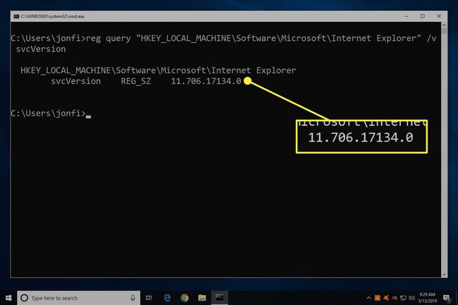 Kuvakaappaus Windowsin komentokehotteesta, jossa on korostettuna Internet Explorerin versionumero