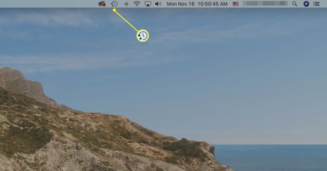 Time Machine -kuvake korostettuna Macin valikkopalkissa