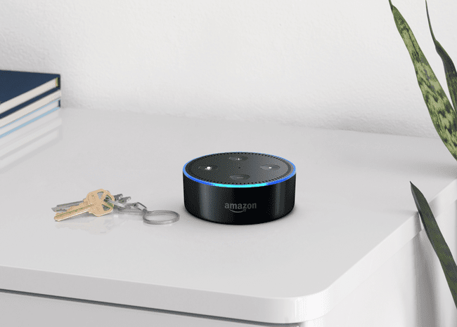 Amazon Echo -piste hyllyllä