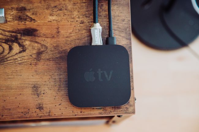 Apple TV -laite kaapin nurkassa. 