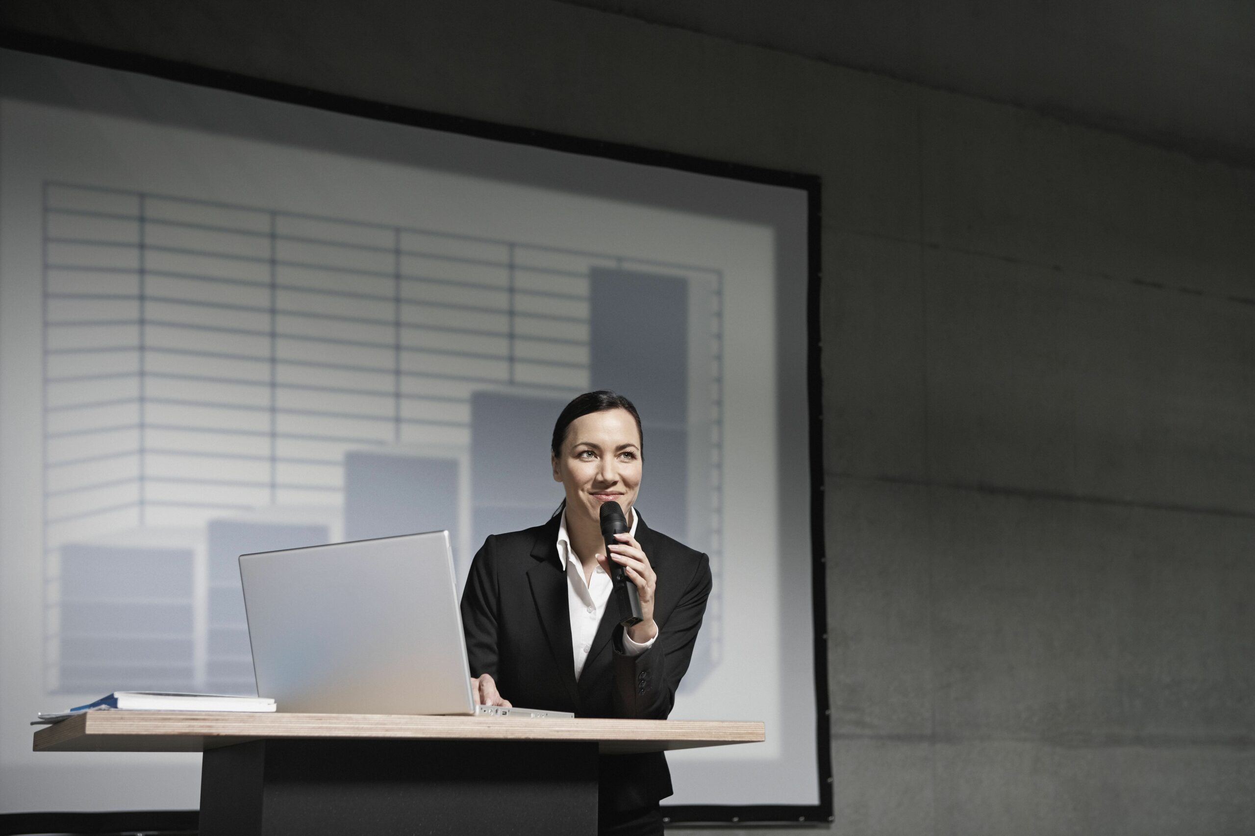 businesswoman giving a presentation 523428166 593093145f9b589eb486d736 5c4e159a46e0fb00014c36d2 scaled