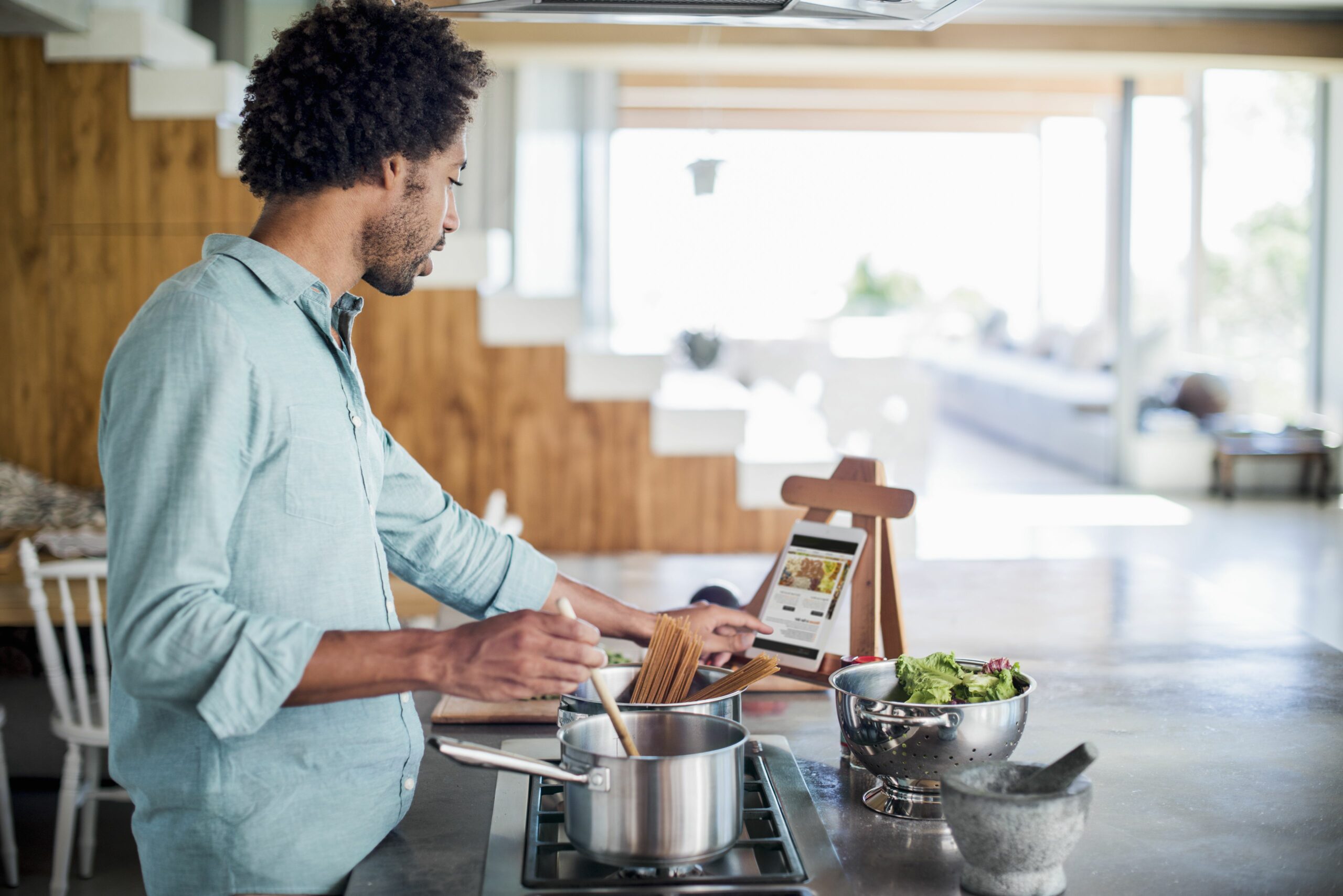 man cooking using a tablet for recipes 483963425 5b5de0aa46e0fb0050baec8d scaled