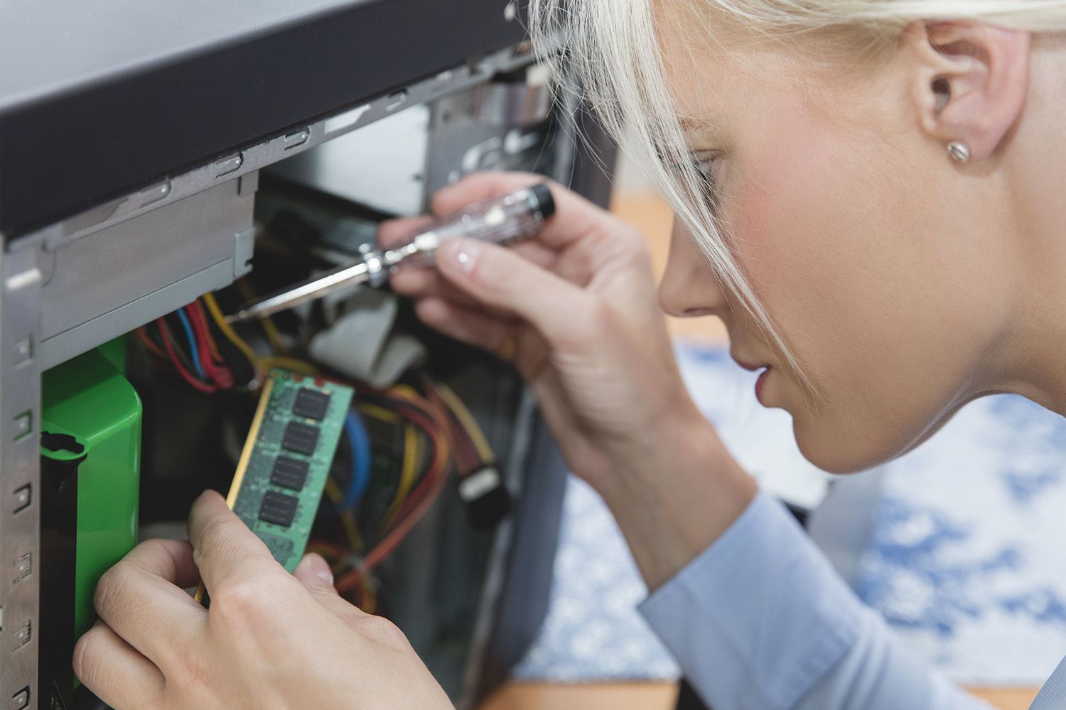 woman assembling random access memory at computer 668765353 5ac3cb95875db90037fd78fa 5c114d0a46e0fb0001ece5f4