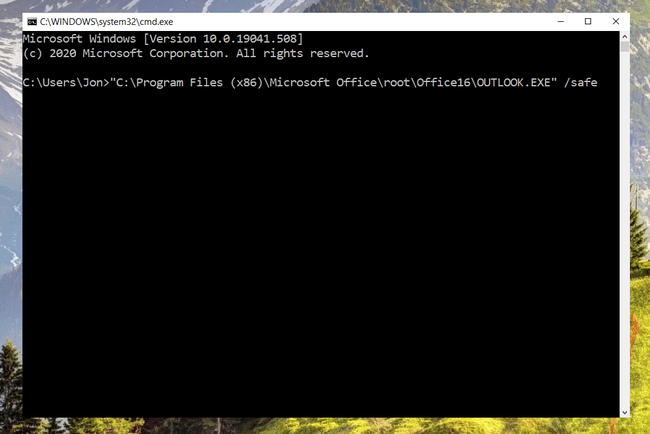 Näyttökaappaus komentokehotteesta, joka näyttää polun Outlookin vikasietotilassa
