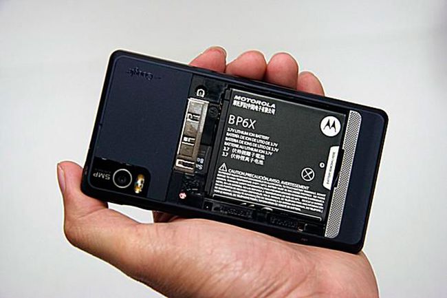 Motorola Droid 2 akkukansi poistettuna