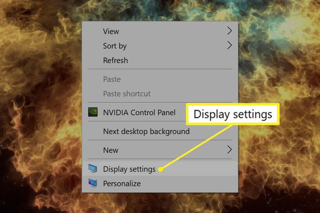 Windowsin työpöytä, jossa on hiiren kakkospainikkeella valikko ja näyttöasetukset