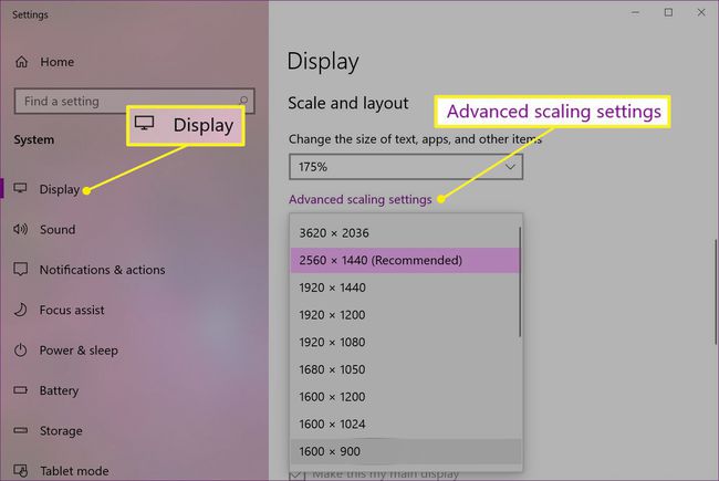 Windowsin näyttöasetukset, joissa skaalauksen lisäasetukset on korostettuna