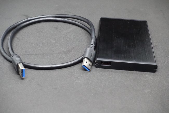 Ulkoinen kovalevy USB-kaapelilla.