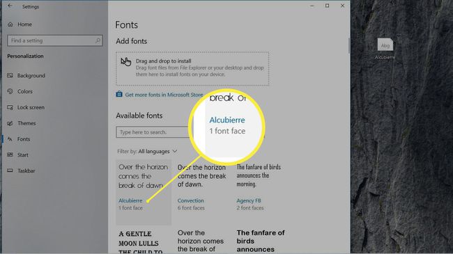 Käytettävissä oleva kirjasin on korostettuna Fonts-asetusruudussa Windows 10:ssä.