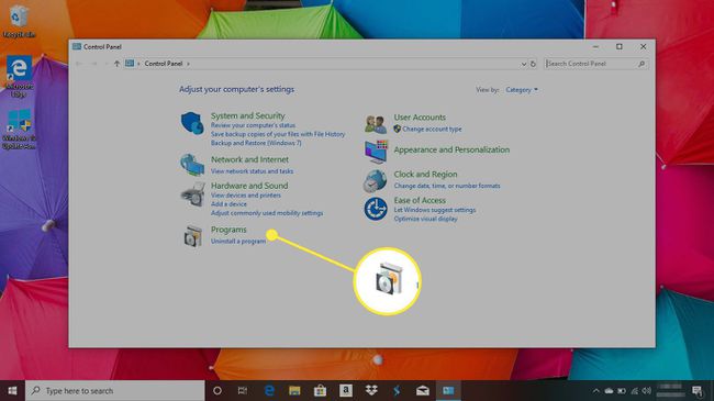 Ohjauspaneeli Windows 10:ssä, jossa Ohjelmat-valikko on korostettuna