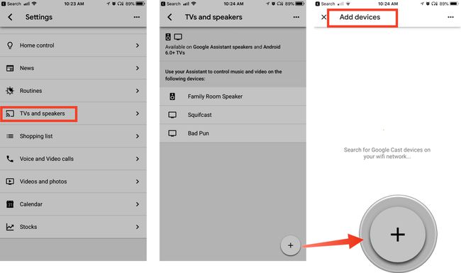 Kolme kuvakaappausta iPhonen Google Home -sovelluksesta, joissa näkyy televisioiden ja kaiuttimien sijainti sekä Lisää-painike, jossa on huomiotekstiympyrä.  Kolmannessa kuvakaappauksessa näkyy Lisää laitteita -näyttö.