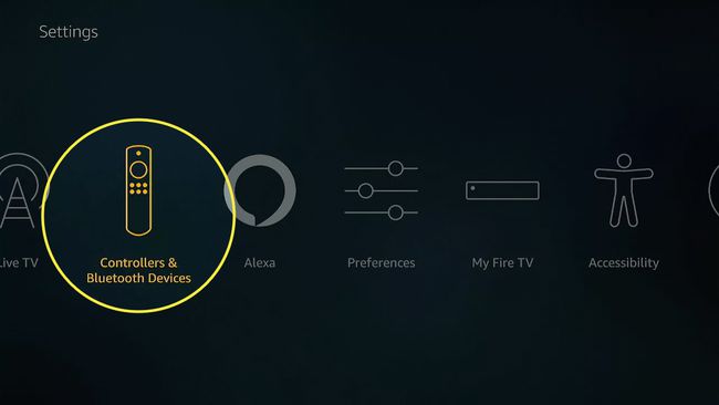 Fire Stick -asetuksiin merkityt ohjaimet ja bluetooth-laitteet.