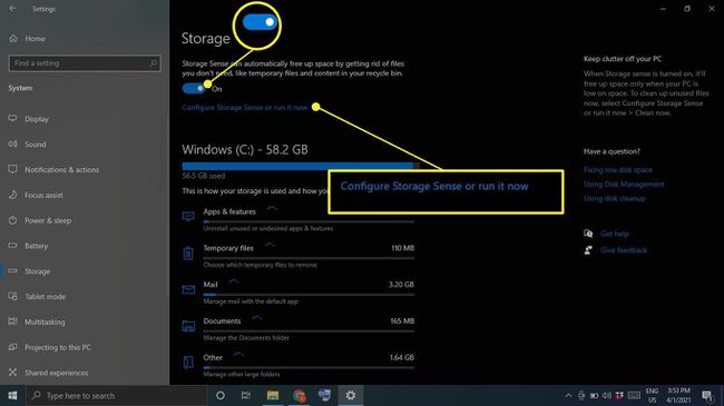 Windows 10 Storage Sense -kytkin ja "Määritä tallennustila" korostettuna