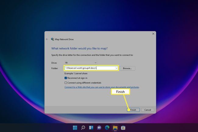 Tiedostopolku ja Valmis on merkitty Windows 11:n Map Network Drive -asetuksissa