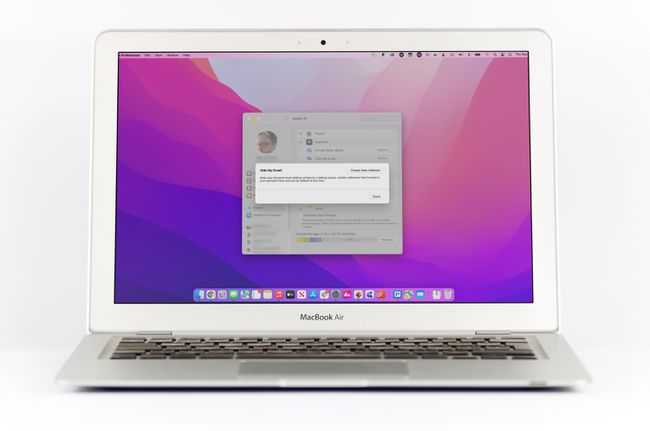 MacBook Air ja Piilota sähköpostini -ominaisuus näytöllä