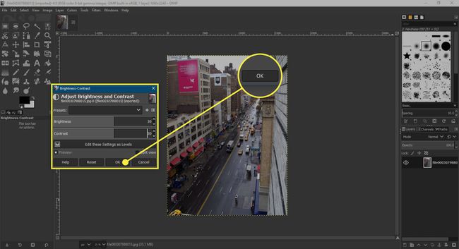Kuvakaappaus GIMP:n Brightness/Contrast-ikkunasta, jossa OK-painike on korostettuna
