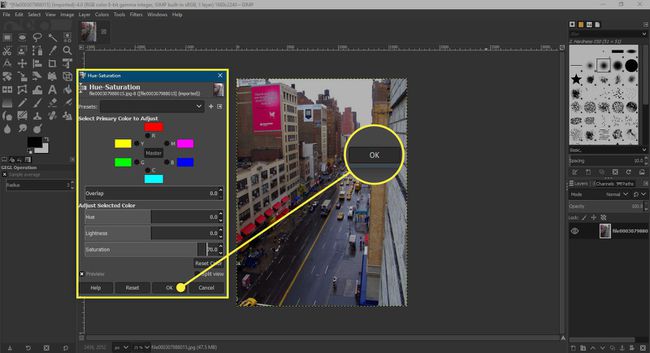 Kuvakaappaus GIMPin Hue and Saturation -ikkunasta, jossa OK-painike on korostettuna