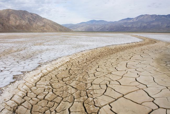 Aavikon lattia, kuiva ja halkeileva auki.  (Clark Dry Lake, Anza Borrego Desert State Park California, USA)