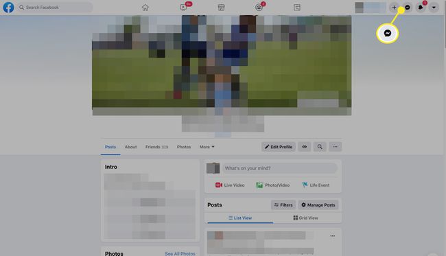 Napauta Facebook-etusivusi tai profiilisivusi oikeassa yläkulmassa Messenger.