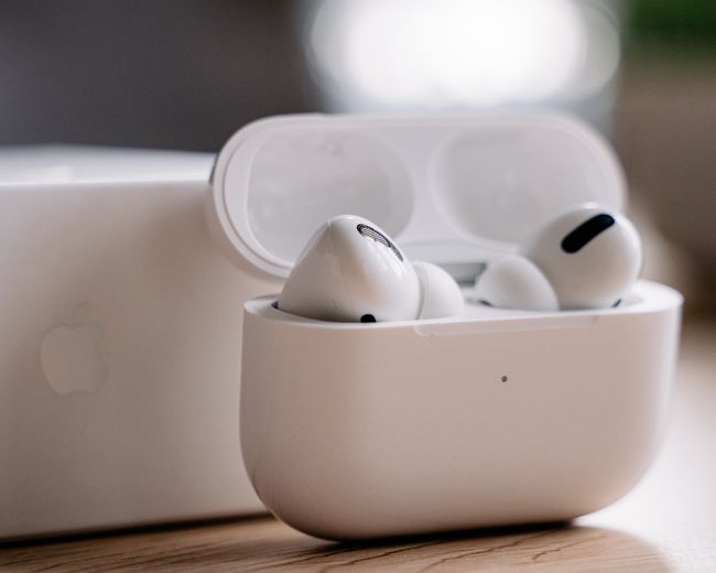 Lähikuva AirPods Prosta latauskotelossa.