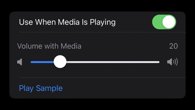 Äänenvoimakkuuden liukusäädin taustaäänien käyttämiseen median kanssa iOS 15:ssä