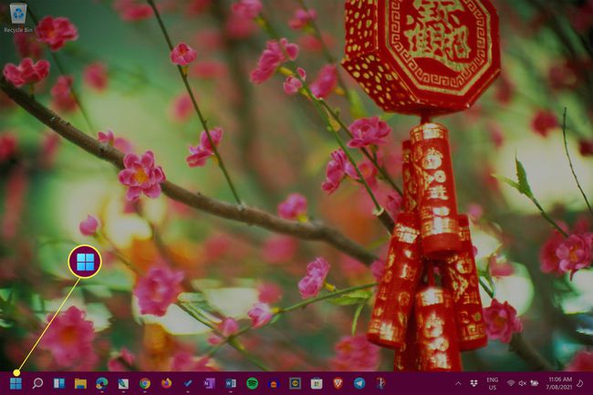 Windows 11 -työpöytä, jossa käynnistysvalikon kuvake on korostettuna