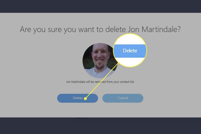 Kuvakaappaus Skypen yhteystietojen poistamisnäytöstä, jossa Poista-painike on korostettuna