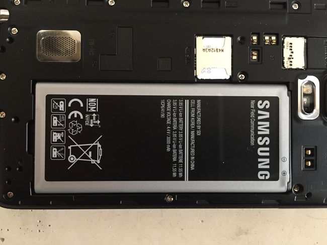 Etsi Samsung Note Edgen akkupaikan alareunasta syvennys ja väännä se kynnelläsi ulos.