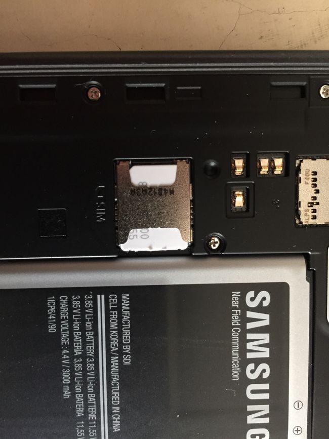 Poista Galaxy Note Edge SIM-kortti painamalla varovasti vasenta reunaa kynnelläsi ja työntämällä sitä oikealle.