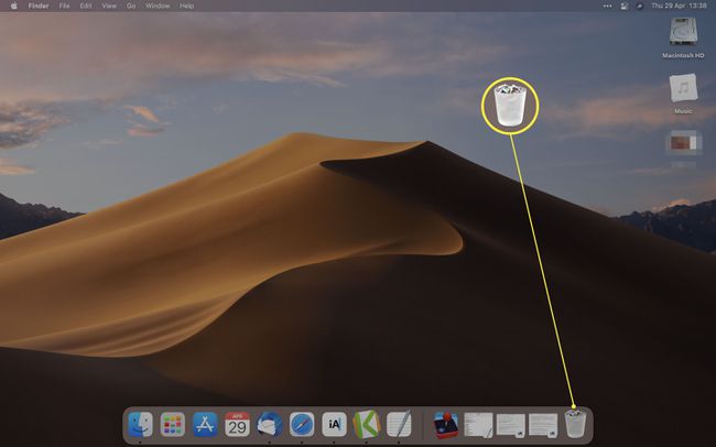 MacOS-työpöytä, jossa roskakori korostettuna
