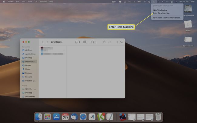 MacOS-työpöytä, jossa Time Machine -valikko on auki ja Enter Time Machine on korostettuna