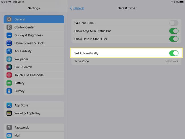 iPad Päivämäärä- ja aikaasetukset, joissa "Aseta automaattisesti" on merkitty