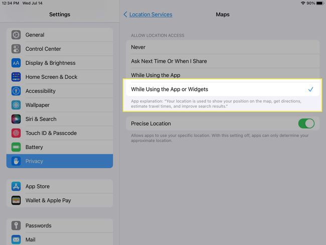 iPad, jossa on Maps Location Services -asetukset ja "Käytettäessä sovellusta tai widgetejä" korostettuna