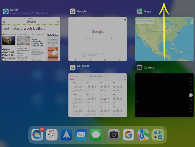 iPad App Switcher Maps-sovelluksella, joka on merkitty ylöspäin osoittavalla nuolella, joka osoittaa pyyhkäisemisen.  liikettä