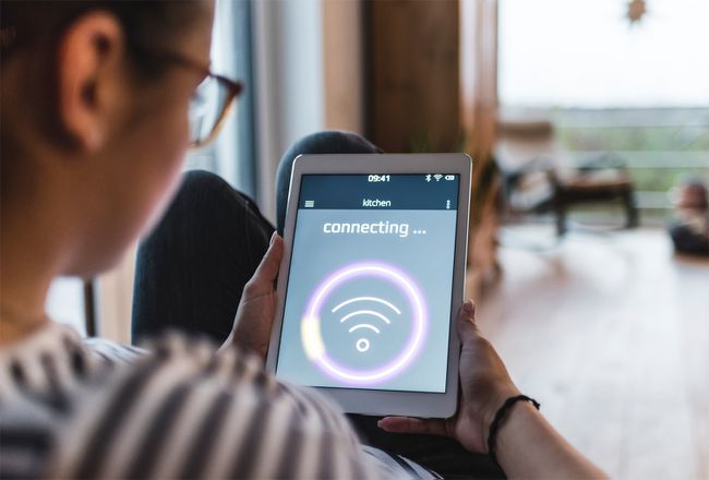 Henkilö, joka käyttää tablettia wifi-yhteydellä