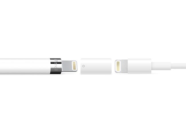 Apple Pencil ja Lightning adapteri USB-latauskaapelilla.