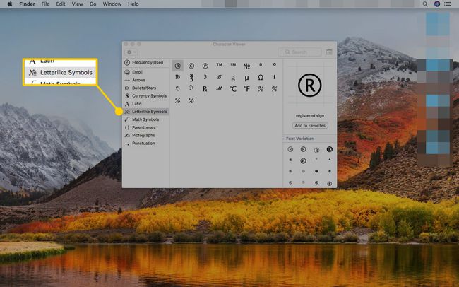 Emoji- ja symbolivalikko Macissa, jonka otsikko Kirjainmaiset symbolit on korostettuna