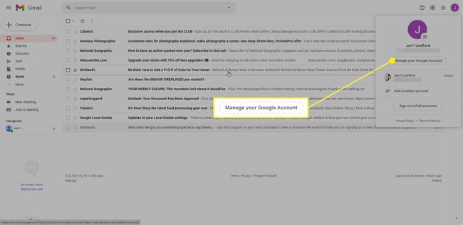 Gmail ja Hallitse Google-tiliäsi -painike korostettuna