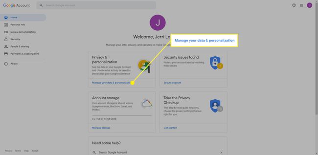 Google-tilisivu, jossa Hallitse tietojasi ja personointi -linkki on korostettuna