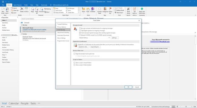 Tarkastele sähköpostin suojausta Outlook Trust Centerissä.