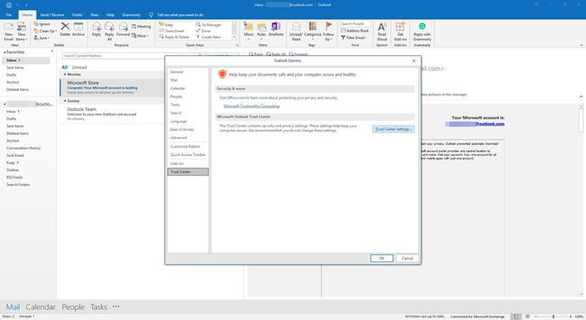 Valitse Outlookin Luottamuskeskuksen asetukset -vaihtoehto.